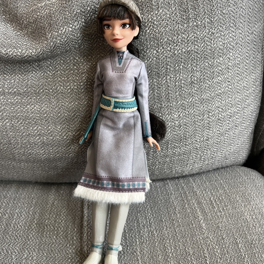 Disney Frozen 2 Forest Expedition Honeymaren 11" doll gray outfit 2016 Hasbro